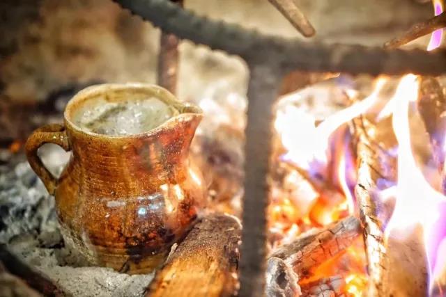 一起唱歌 一起吃烧洋芋烤盐茶    丽江定制旅游